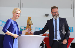 Ministerpräsidentin Manuela Schwesig und Oberbürgermeister Claus Ruhe Madsen eröffnen die 30. Hanse Sail mit dem traditionellen Glasen der Schiffsglocke