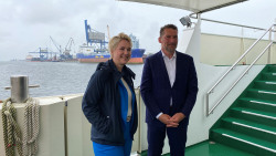 Manuela Schwesig beim Besuch des Seehafens Rostock mit Jens A. Scharner