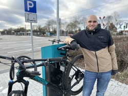 Marius Nath vom Amt für Stadtentwicklung, Stadtplanung und Mobilität hat Rostock als Fahrradstadt fest im Blick. Als eine der ersten Mobilpunkte wurde der Dierkower Keuz mit einem Fahrradreparaturset ausgestattet.