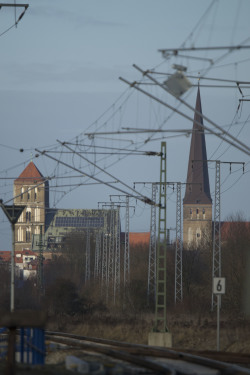 Hansestadt Rostock Bahngleise mit Blick auf Petri- und Nikolaikirche