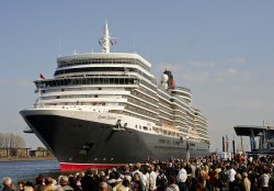 Das Kreuzfahrtschiff „Queen Elizabeth“ legt am Sonntagabend (05.05.13) von hunderten Schaulustigen beobachtet vom Warnemünder Passagierkai ab