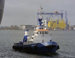 "Fairplay" Schlepper bringen den Öltanker "NEVSKIY PROSPECT" aus dem Ölhafen Rostock in den Seekanal Warnemünde