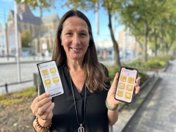 Integrationsbeauftragte Stephanie Nelles präsentiert die Integreat-App.