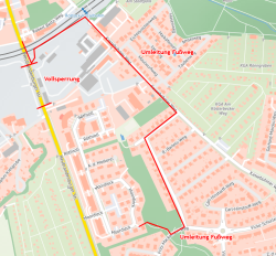 Umleitung für den Fußgängerverkehr in der Neubrandenburger Straße: Der Gehweg kann wegen der angrenzenden maroden Gebäude nicht zur Nutzung angeboten werden. Es besteht Gefahr vor herabfallenden Bauteilen. 