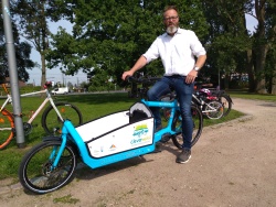 Oberbürgermeister Claus Ruhe Madsen auf einem Lastenfahrrad.