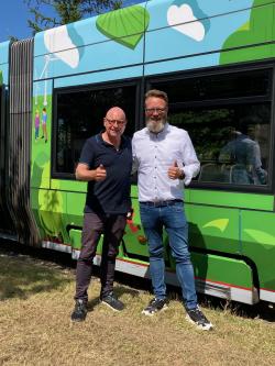 Oberbürgermeister Marcus Lewe aus Münster und Oberbürgermeister Claus Ruhe Madsen während ihrer Tour durch Rostock am 5. August 2021.