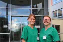 Marie-Isabel Ehlers und Charlotte Fischer (von links), OTA-Azubis im zweiten Ausbildungsjahr am Klinikum Südstadt Rostock.