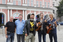 Johannes Pistor, Knut Linke (Rost(R)ockSuite), Stephan Brauer, Wolfgang Schmiedt, Gregor Siegmund (Rostock singt) freuen sich auf das Open Air-Wochenende.