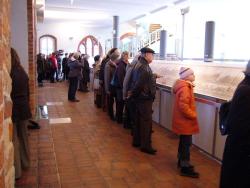 Besucherinnen und  Besucher am Tag der Archive in der Rathaushalle zur Ausstellung der Vicke-Schorler-Rolle