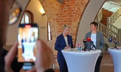 Ministerpräsidentin Manuela Schwesig und Oberbürgermeisterin Eva-Maria Kröger beim Pressestatement in der Rathaushalle.