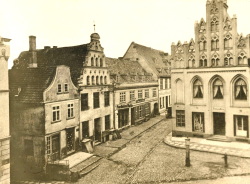 An der Hege: Blick auf die Hege mit der historischen Nr. 4 (2. Haus von links vor dem Umbau) und einem der beiden Doppelgiebelhäuser „Am Schilde“ (rechts/1942 zerstört).