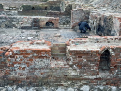 Baustelle Rathauserweiterung: Keller der Giebelhäuser An der Hege (vorn Brandmauer zwischen historischen Nummern 4 und 5) aus dem späten 13. Jahrhundert mit Winkelsturznische (rechts).