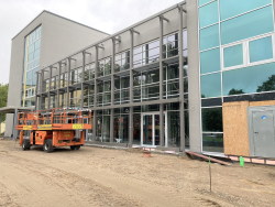 Berufliche Schule „Alexander Schmorell“ -  Die Fassade des großen Multifunktionsraums wird zum Schutz vor starker Sonneneinstrahlung mit Vertikaljalousien versehen.