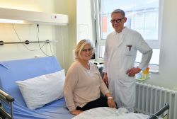 Petra Range konnte Anfang Mai nach erfolgreicher Operation mit guter Prognose nach Hause entlassen werden - hier mit Oberarzt Dr. Uwe Scharlau vom Bauchspeicheldrüsenzentrum am Klinikum Südstadt. Ihre Erkrankung der Bauchspeicheldrüse wurde rechtzeitig erkannt.