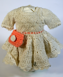 Historisches Puppenkleid aus dem Kulturhistorischen Museum