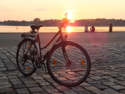 Fahrrad am Stadthafen in der Abendsonne