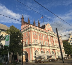 Rostocker Rathaus mit „Mayors for Peace“-Flagge