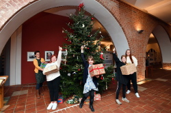 Der traditionelle Weihnachtsbaum in der Rathaushalle wurde jetzt von Kindern des Rostocker Projektes „Children Mittagstisch“ geschmückt.