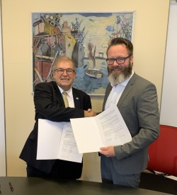 Oberbürgermeister der Hanse- und Universitätsstadt Rostock Claus Ruhe Madsen freuen sich auf die gemeinsame Zusammenarbeit