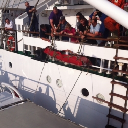 Verletzten-Versorgungs-Team See (VVT) der Rostocker Berufsfeuerwehr bei der Bergung eines Patienten von einem Schiff