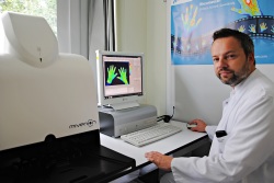 ChA Dr. Norman Görl am Rheumascan „Xiralite“ zum Nachweis rheumatischer Entzündungen an den Händen