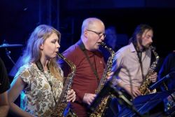 Annes Sax Combo wird mit Blasinstrumenten Schwung in den Kurhausgarten bringen. 