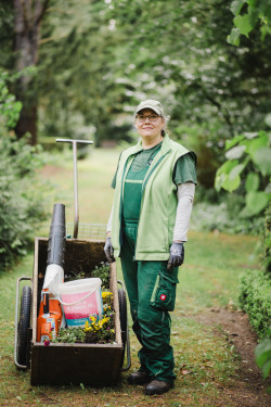 Friedhofsgärtnerin Sabrina Mangelsdorf kümmert sich unter anderem um die Grabpflege auf dem Neuen Friedhof.