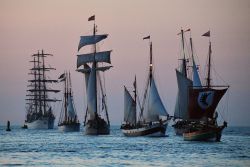 Schiffe im Abendlicht während der Hanse Sail.