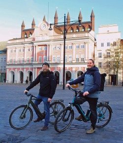 Marc-Henrik Schöning (l.) und Eric Biese sind oft mit dem Fahrrad zu den Senior*innen unterwegs.