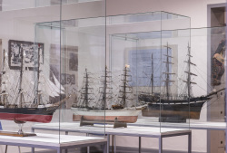Blick in einen Ausstellungsraum mit Segelschiffmodellen
