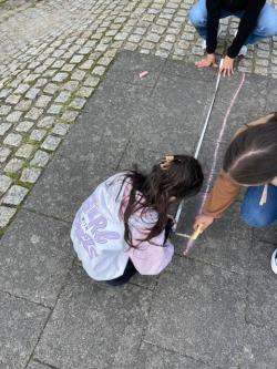 Mathe mal anders: Gemeinsam mit den angehenden Lehrkräften vermessen die Grundschülerinnen ihren Schulhof.
