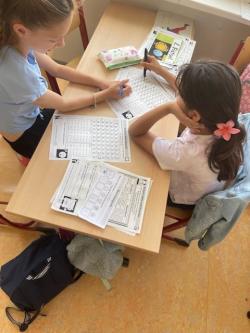 Einige Kinder der Grundschule Schmarl holen in den Sommerferien Unterrichtsstoff nach.