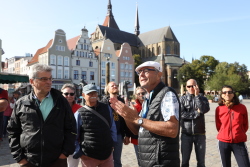 Stadtführer*innen begleiten in der Hochsaison eine Vielzahl von Menschen durch Rostock. 