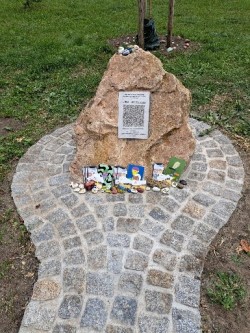 „Wenn du nach einem Zeichen suchst, dich nicht umzubringen, dann ist es dieses." Gedenkort zur Suizidprävention in der Nähe des WIRO-Parkhauses am Gericht, August-Bebel-Str.