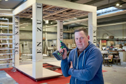 Zimmerer Karsten Hanke in den Werkstätten des Volkstheaters Rostock
