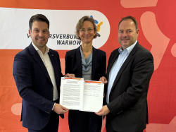Geschäftsführende der Verkehrsgesellschaft Vorpommern-Rügen GmbH und der Verkehrsverbund Warnow GmbH präsentieren die Absichtserklärung