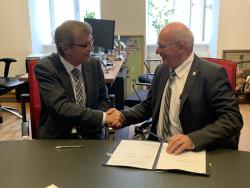 Prof. Dr.-Ing. Hans-Heinrich Witte und Oberbürgermeister Roland Methling unterzeichnen die Vereinbarung zur Instandsetzung der Mühlendammschleuse.