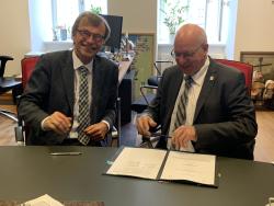Prof. Dr.-Ing. Hans-Heinrich Witte und Oberbürgermeister Roland Methling unterzeichnen die Vereinbarung zur Instandsetzung der Mühlendammschleuse.