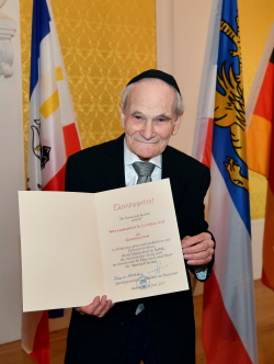 William Wolff mit dem Ehrenbürgerbrief am 12. Juni 2017.
