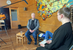 Zeitzeuge Steffen Loock berichtet in einem Interview mit den Schülerinnen und Schülern der Hundertwasser Gesamtschule von den damaligen Ereignissen. 