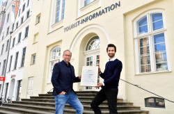 Tourismusdirektor Matthias Fromm (l.) und Paul Wendland (r.), stellvertretender Leiter der Tourist-Informationen, freuen sich über die erfolgreiche Rezertifizierung