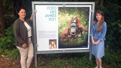 Zoodirektorin Antje Angeli und Stefanie Kalendruschat präsentieren das Foto des Jahres 2021