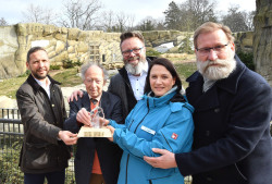 "Tiger-Pokal" wird an Rostocker Zoo übergeben.