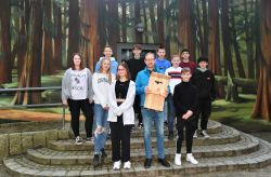 Die Schülerinnen und Schüler der 7. und 8. Klasse aus der KGS Südstadt mit ihrem Lehrer und Leiter der Zooschule Sven Meliß.