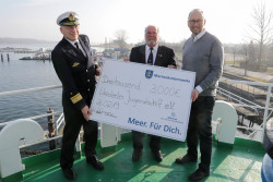 Eine Spende in Höhe von 3.000 Euro für das Jugendschiff „Likedeeler“ wurden von Konteradmiral Karsten Schneider (li.) und Tourismusdirektor Matthias Fromm (re.) an den Vereinsvorsitzenden Wolfdietrich Barmwoldt überreicht.