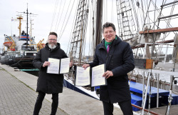 Oberbürgermeister Claus Ruhe Madsen und Finanzminister Reinhard Meyer unterzeichnen die Vereinbarungserklärung zum Archäologischen Landesmuseum.
