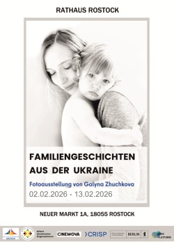 Frau hält ein Kleinkind in den Armen