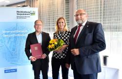 Preis für die Tourismuszentrale Rostock und Warnemünde nahmen Sandra Fieber und Ulf Riedel entgegen.
