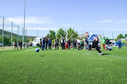 Zum Tag der Städtebauförderung präsentierten sich auch die Goalballer. Bis zu 70 km/h Fahrt nimmt ein Ball auf, der durch den 17-Jährigen Julian Bleifuß geworfen wird.