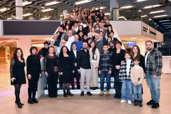 Einbürgerungsfeier 2026,  Gruppenbild der neuen Staatsbürgerinnen und Staatsbürger im Foyer der Stadthalle